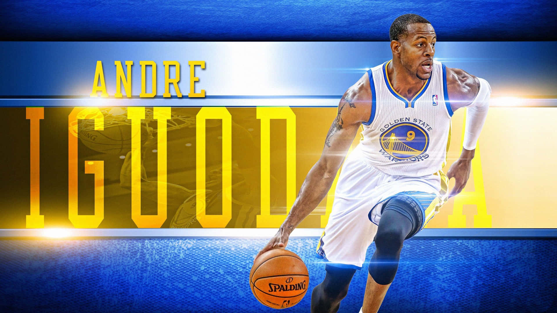  壁紙 — 籃球運動員 Andre Iguodala 在發光的藍色和黃色背景下，穿著動態的金州勇士隊球衣運球 Spalding 籃球。