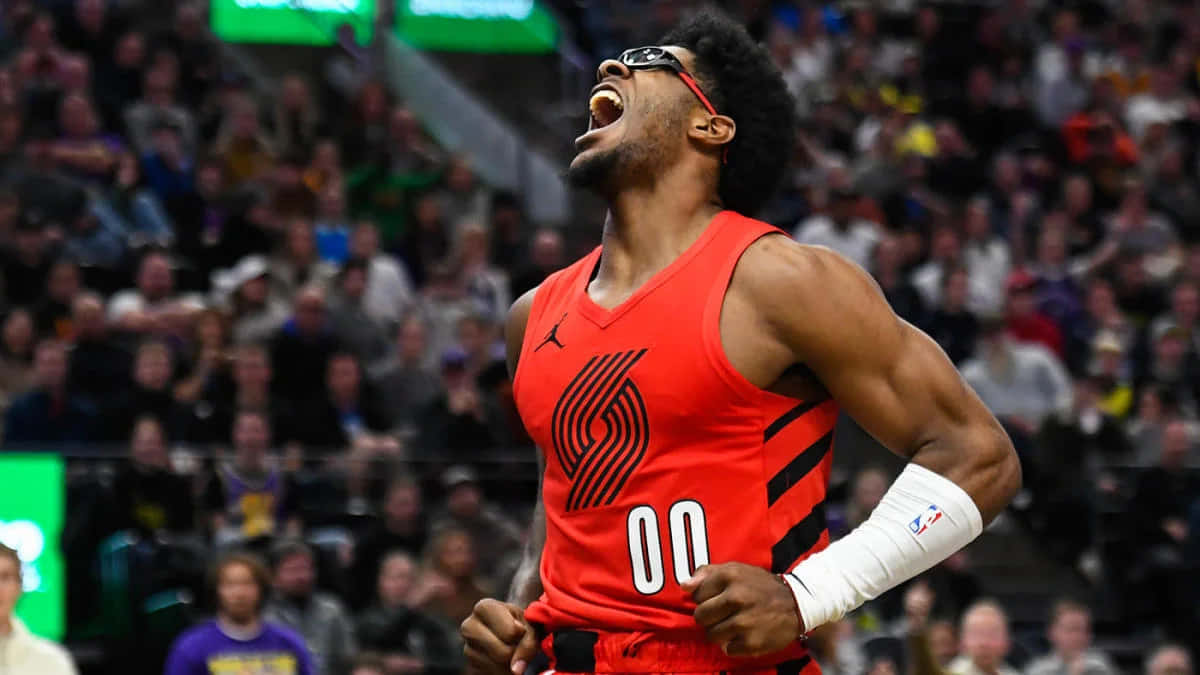 籃球運動員在擠滿觀眾的場館中穿著紅色球衣慶祝勝利。 — NBA 壁紙