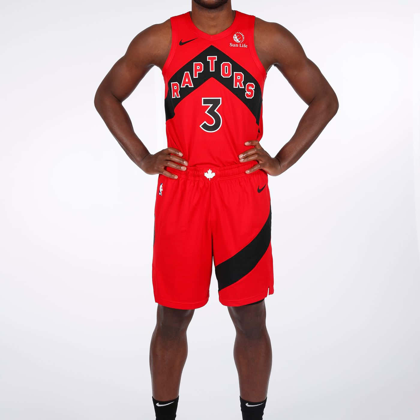 身穿多倫多暴龍隊3號球衣的運動員擺姿勢拍照。 — NBA 壁紙