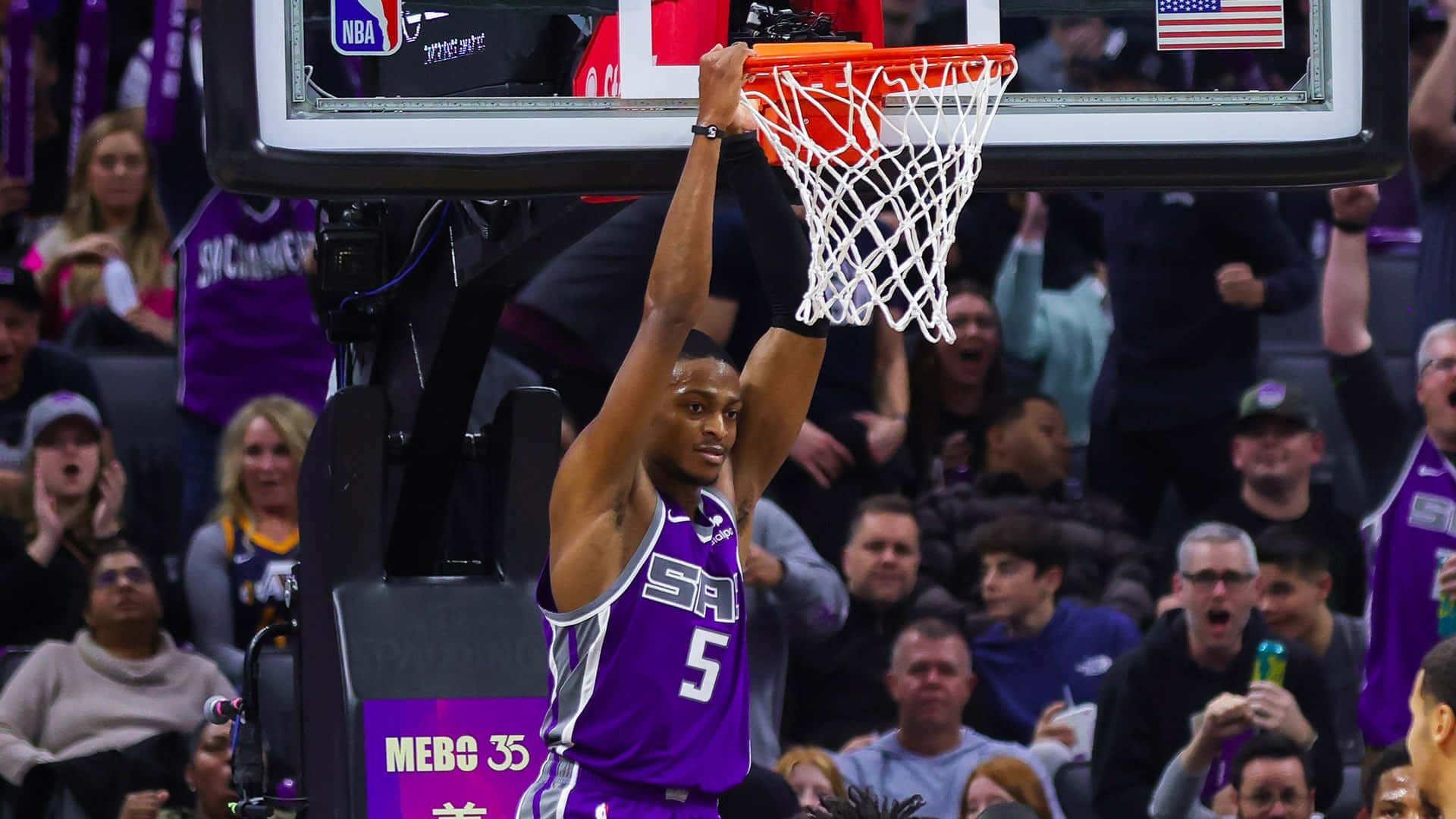 籃球運動員在歡呼的人群前灌籃。 — NBA 壁紙