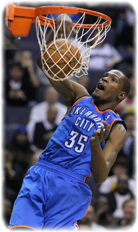 身穿藍色球衣的籃球運動員在球場灌籃。 — NBA 壁紙