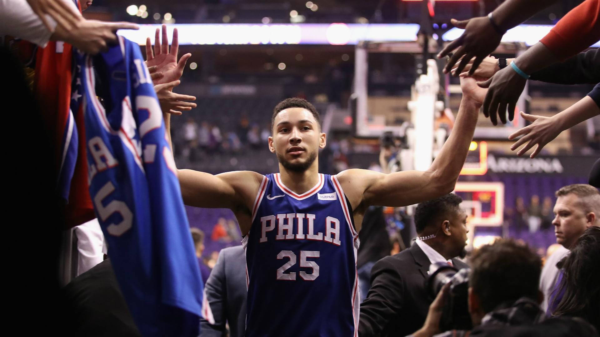 籃球運動員賽後身穿藍色PHILA球衣與球迷擊掌。 — NBA 壁紙