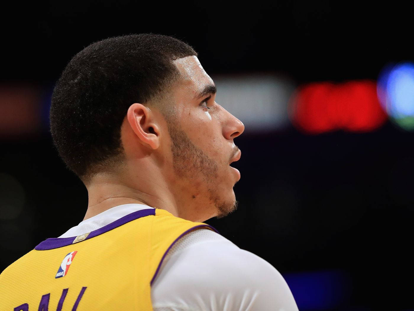 身穿湖人隊球衣的籃球運動員在比賽中專注 — NBA 壁紙