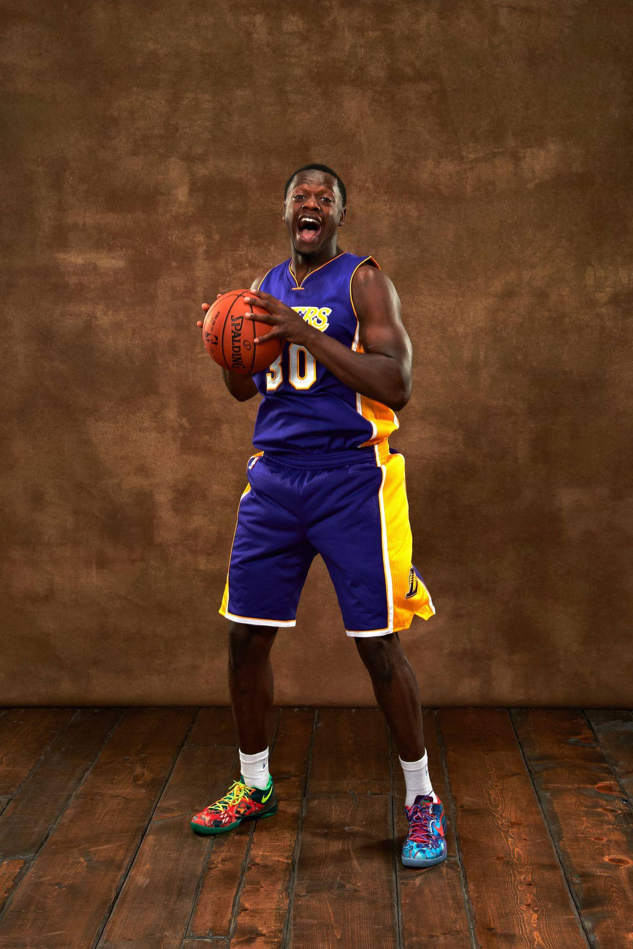 籃球運動員在攝影棚內笑著拿球。 — NBA 壁紙