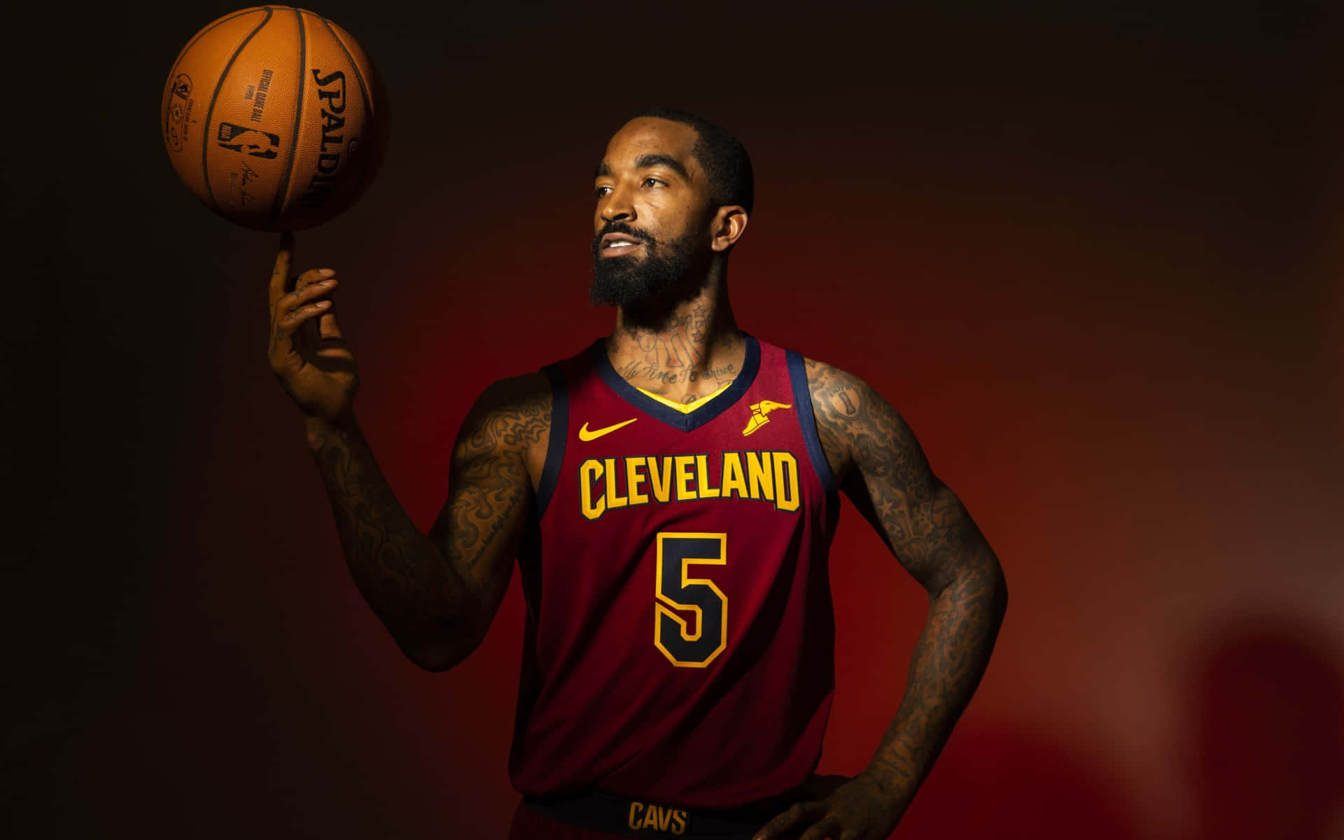 身穿克里夫蘭球衣的職業籃球運動員用手指平衡籃球。 — NBA 壁紙