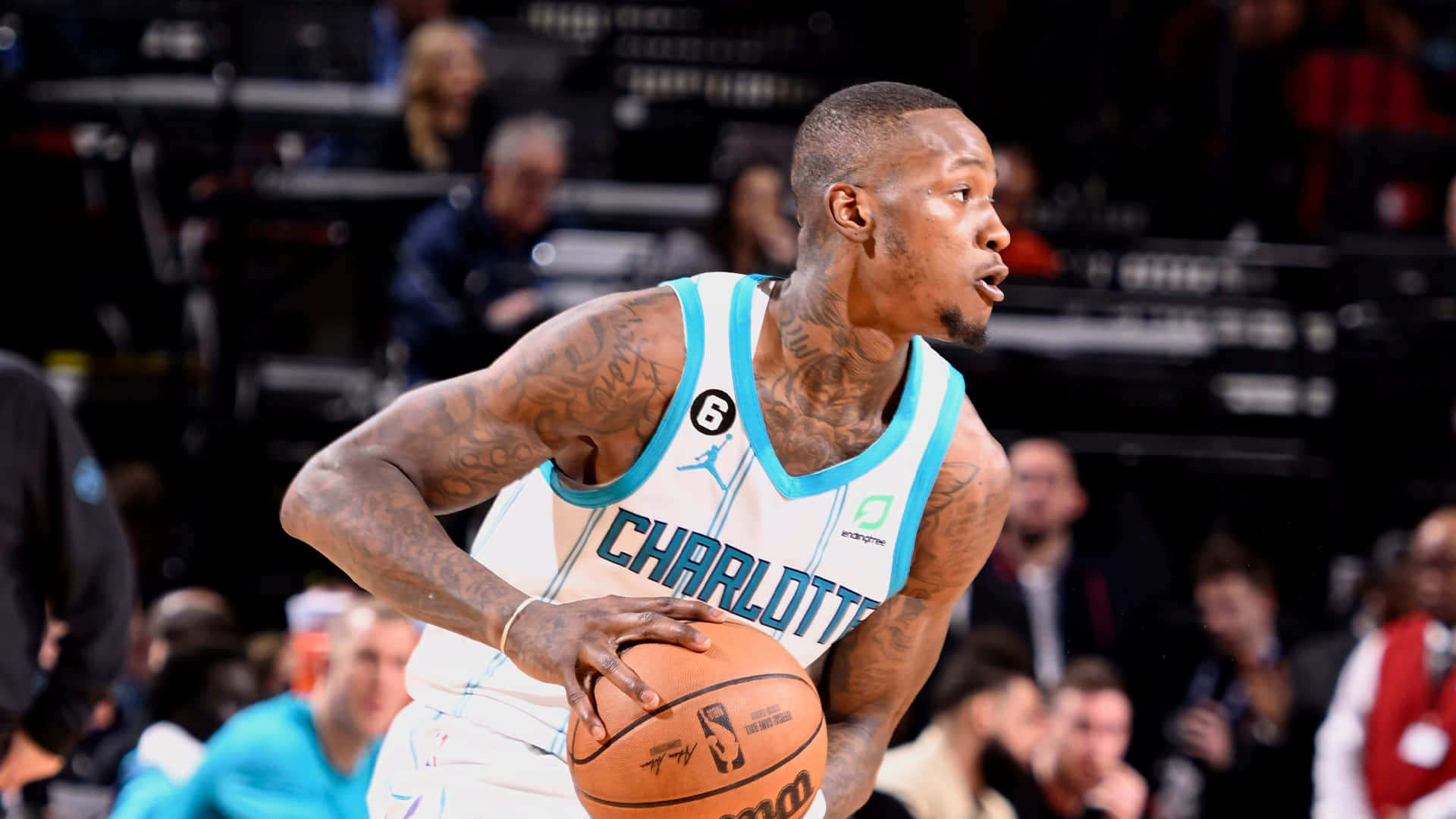 籃球運動員在比賽中運球，身穿夏洛特球衣。 — NBA 壁紙