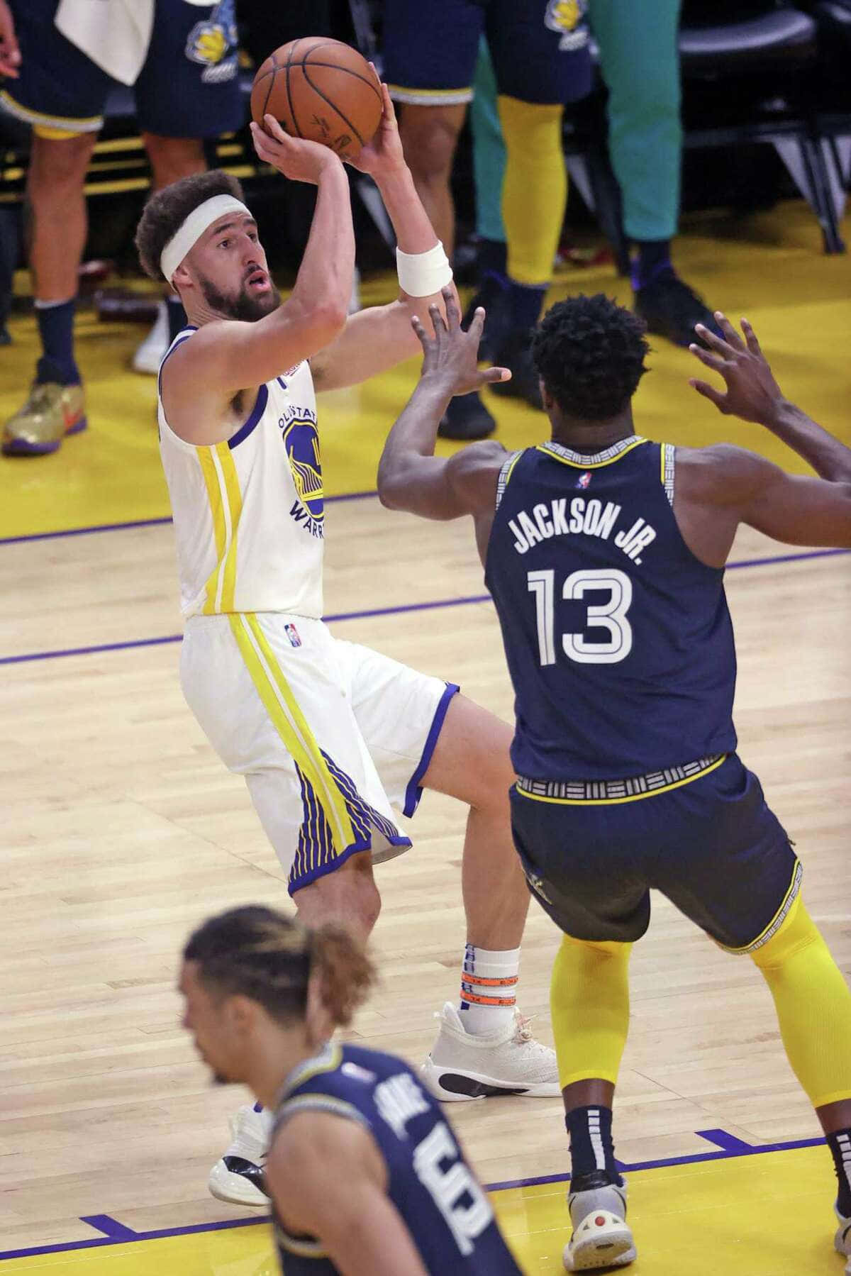 籃球運動員在比賽中越過防守者投籃 — NBA 壁紙