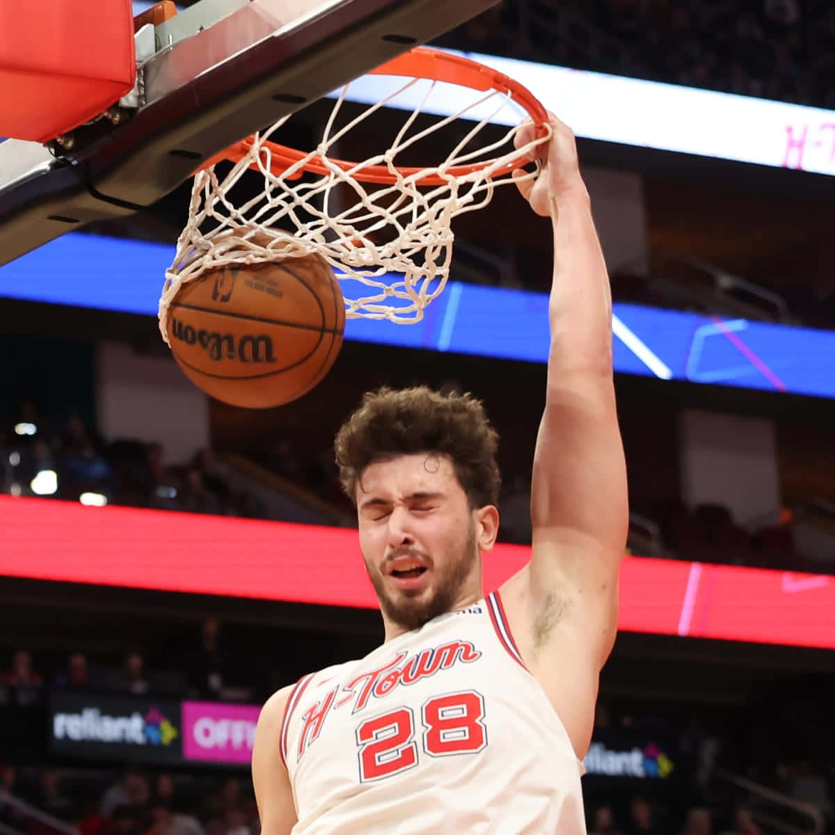 籃球運動員在場館中灌籃 — NBA 壁紙