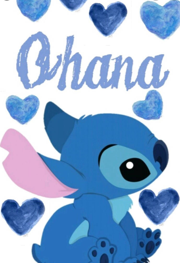 藍色史迪奇被藍色心形包圍，上方寫著Ohana。 — Stitch 壁紙