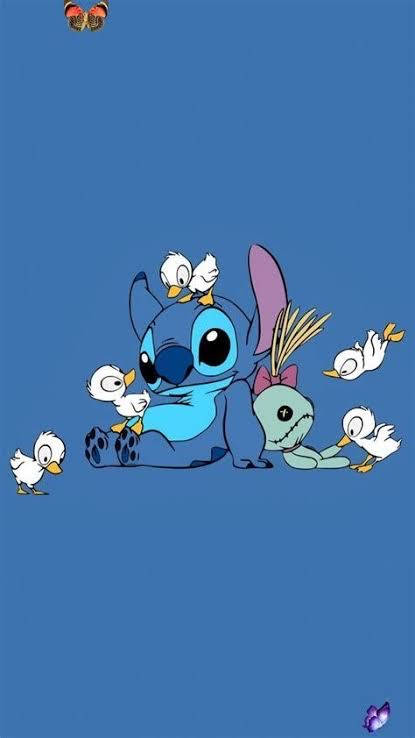 史迪奇被小鴨和縫製娃娃包圍在藍色背景上。 — Stitch 壁紙