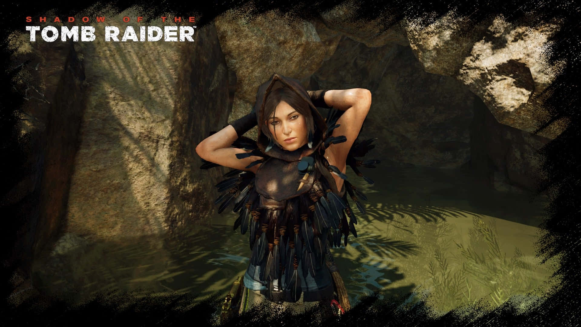 Best Shadow Of The Tomb Raider 桌布 壁紙 — Lara Croft 站在陽光普照的叢林洞穴中，身穿羽毛盔甲，雙手放在腦後。