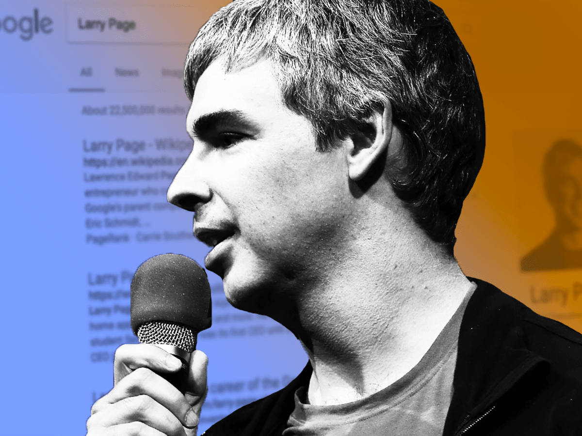 Larry Page 在Google活動中對著麥克風講話。 — Google 壁紙