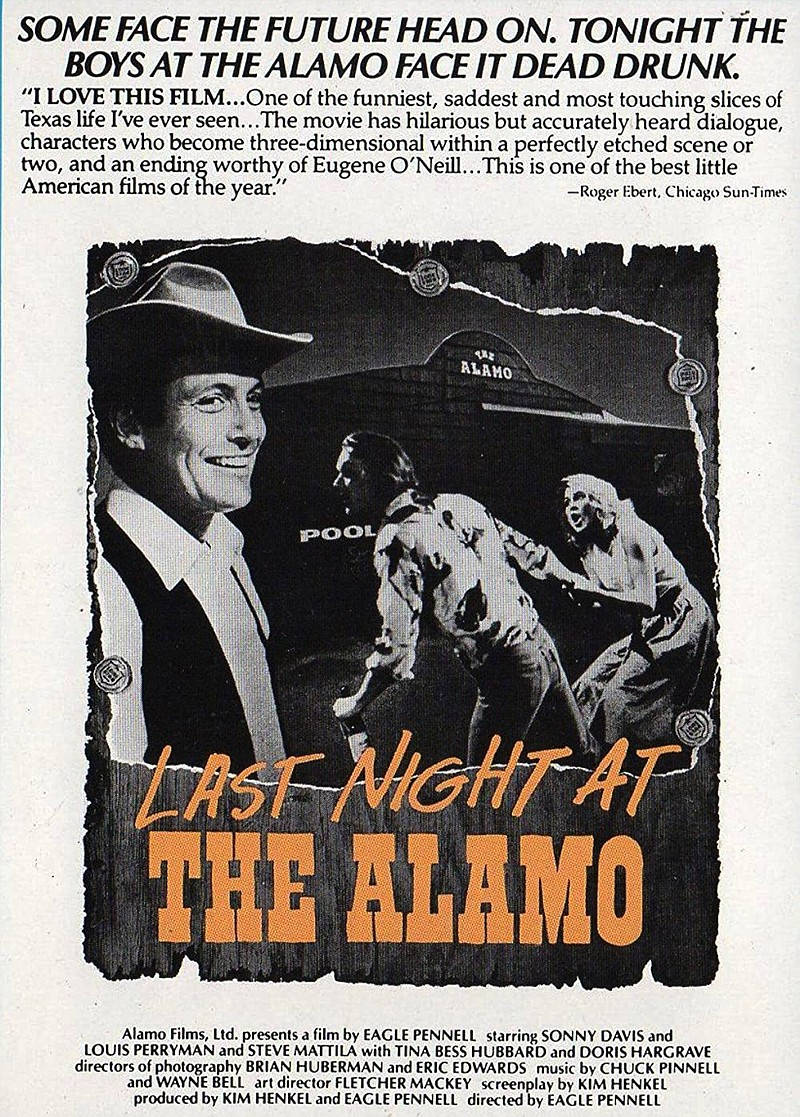 電影動圖 桌布 壁紙 — 《Last Night at the Alamo》的復古黑白電影海報，特色是戴帽微笑的男子和他身後混亂的場景。