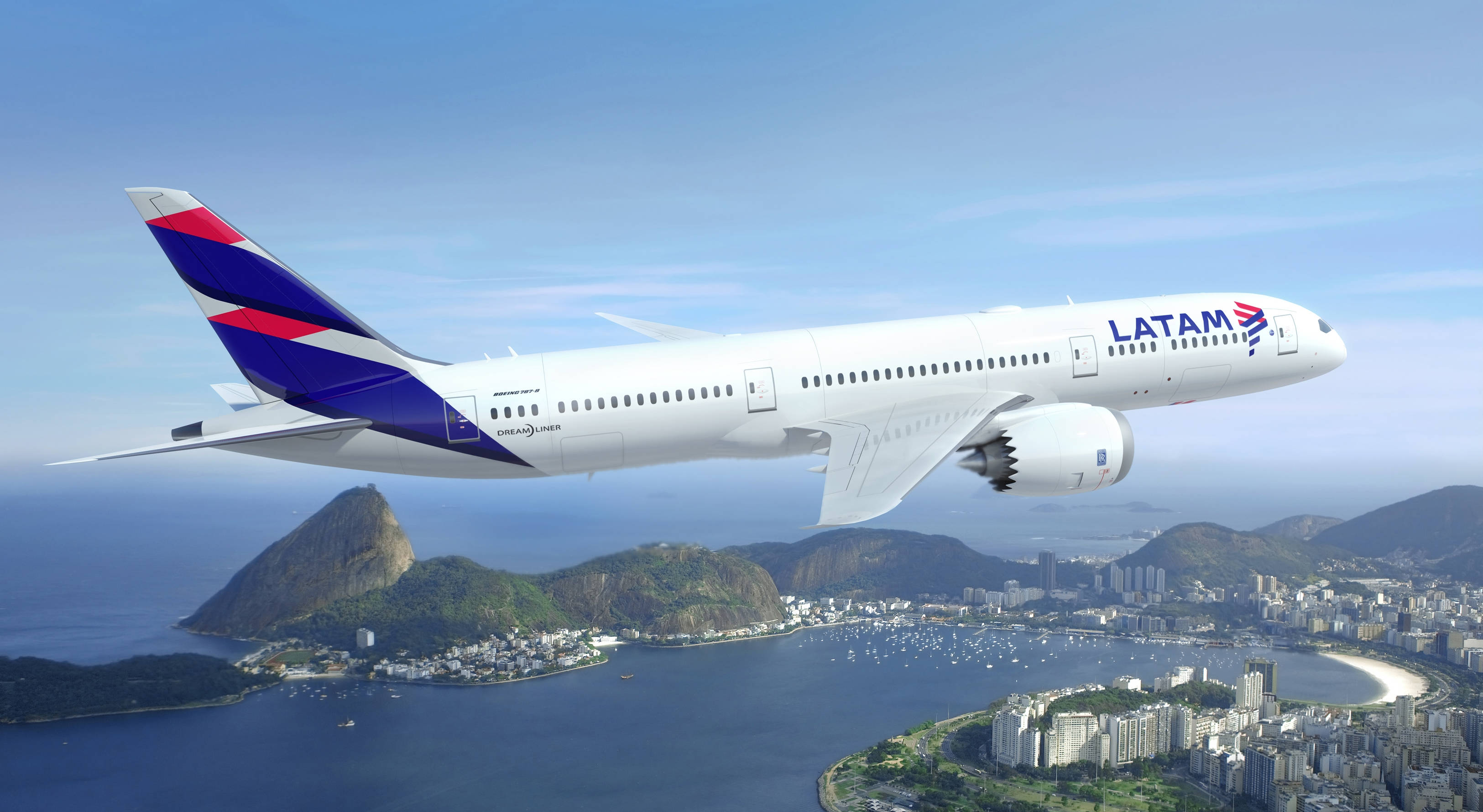 Plane 桌布 壁紙 — LATAM 航空的波音 787 翱翔於里約熱內盧上空，下方是甜麵包山和城市景觀，天空清澈湛藍。
