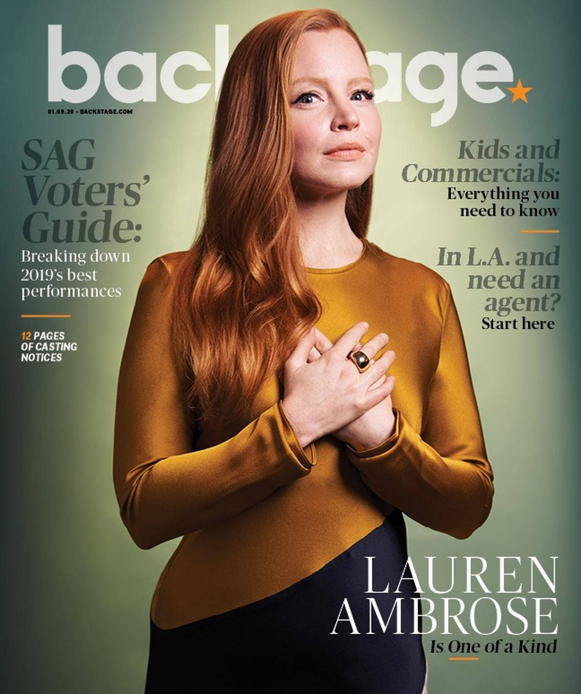 Broadway 桌布 壁紙 — Lauren Ambrose 身穿芥末黃上衣，在柔和的綠色背景前，雙手放在心口，為 Backstage 雜誌封面擺姿勢。