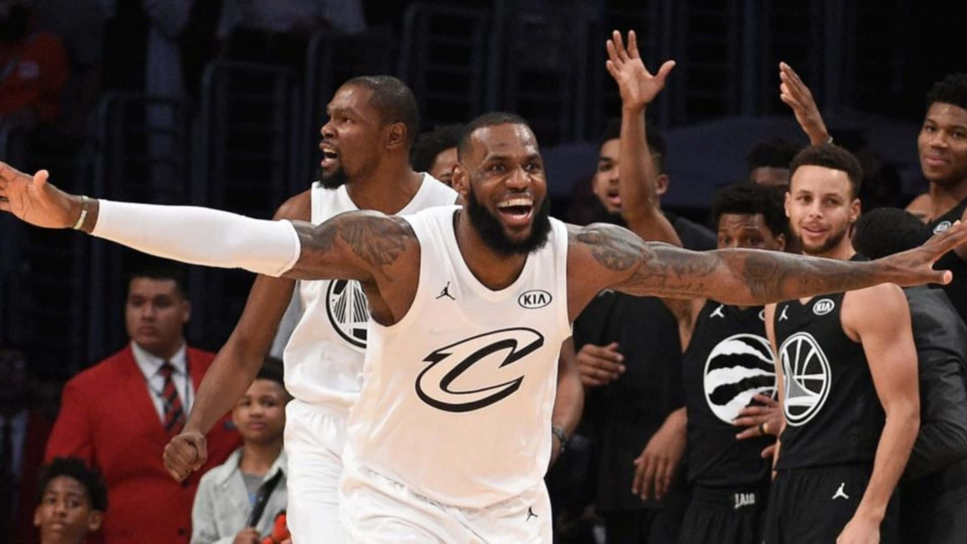 勒布朗詹姆斯在籃球場上張開雙臂慶祝勝利。 — NBA 壁紙