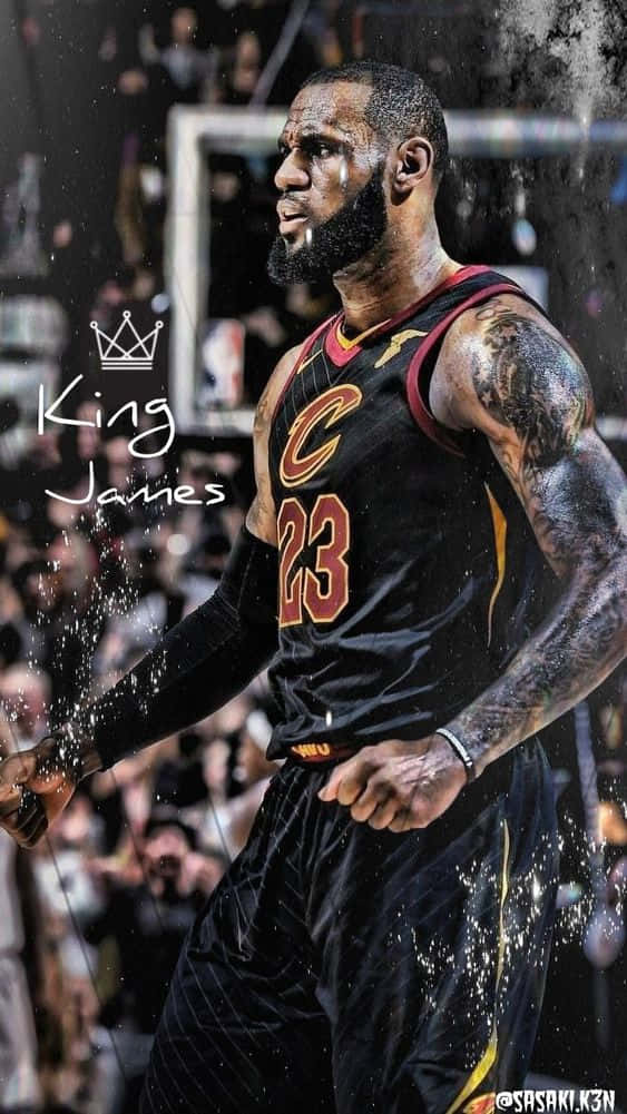 勒布朗·詹姆斯在夜間比賽中於雨中運球，帶有「King James」文字。 — King Lebron James 壁紙