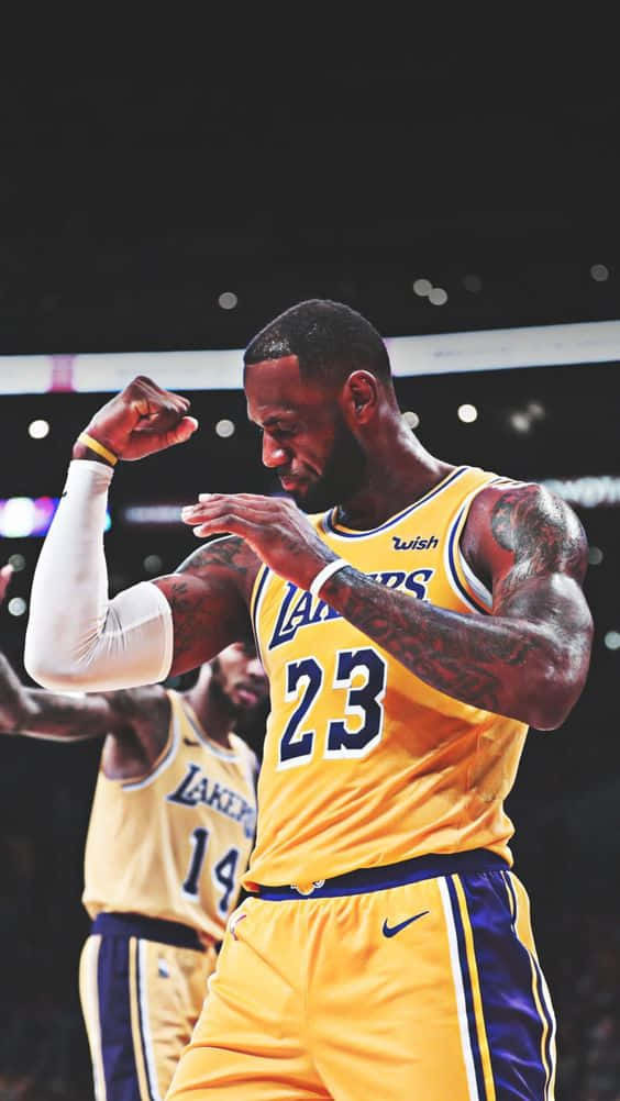 勒布朗詹姆斯在比賽中身穿湖人球衣展示肌肉 — King Lebron James 壁紙