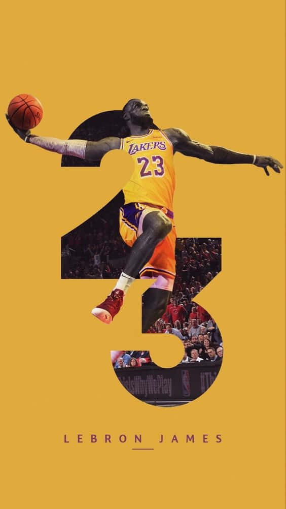 勒布朗詹姆斯身穿湖人球衣，跳過一個23號鏤空，內部可見人群。 — King Lebron James 壁紙