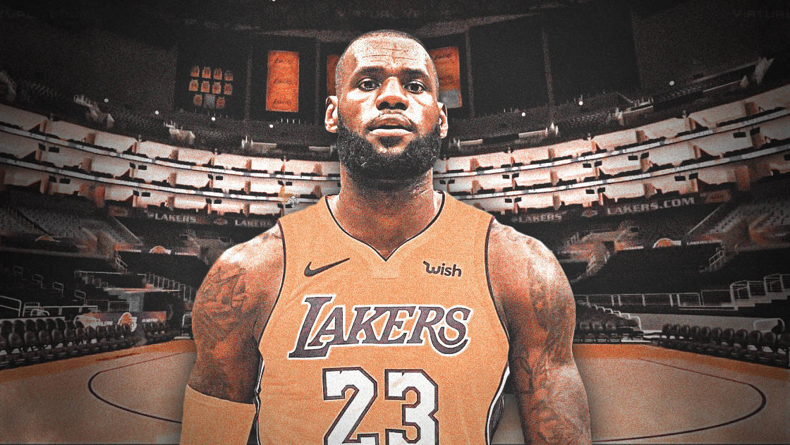 勒布朗詹姆斯身穿湖人球衣，站在空蕩蕩的籃球場上。 — NBA 壁紙