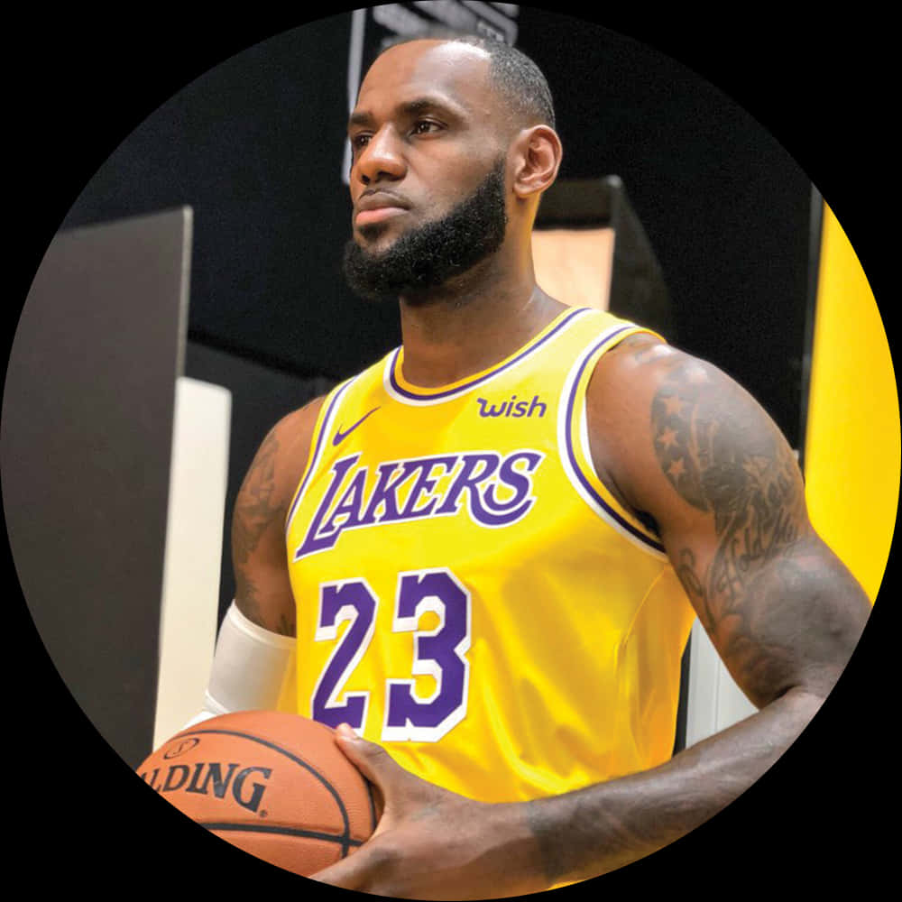 勒布朗詹姆斯身穿湖人球衣，專注地拿著籃球。 — NBA 壁紙