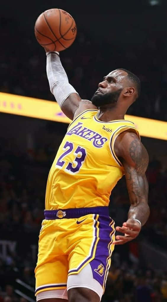 勒布朗·詹姆斯在湖人比賽中投籃。 — King Lebron James 壁紙