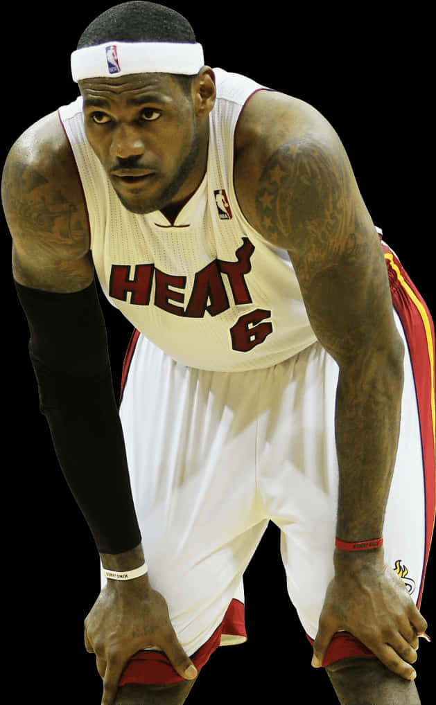 勒布朗詹姆斯身穿邁阿密熱火球衣，強烈蹲下，刺青可見。 — NBA 壁紙