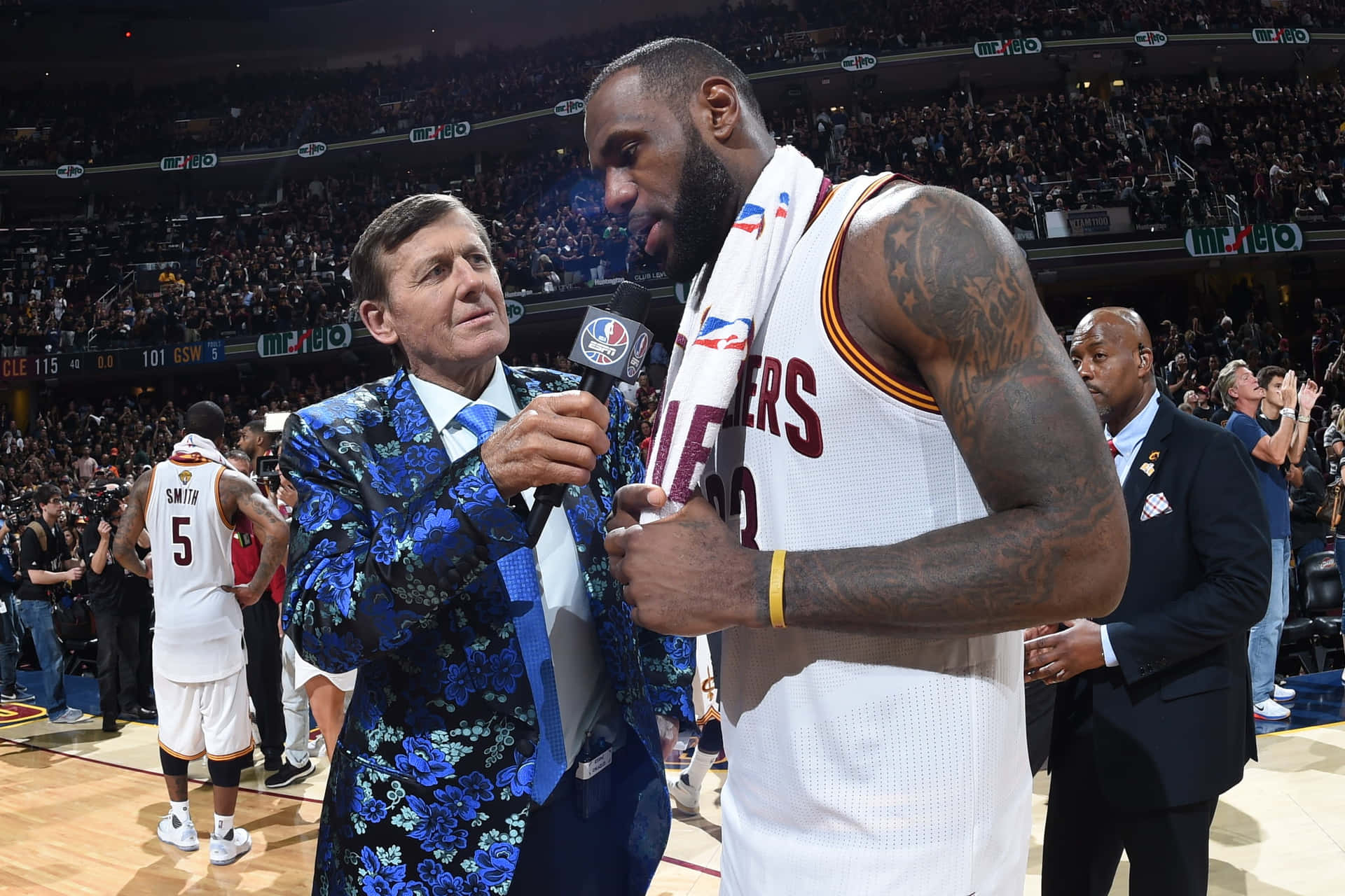 勒布朗詹姆斯在賽後於籃球場上接受訪問。 — NBA 壁紙