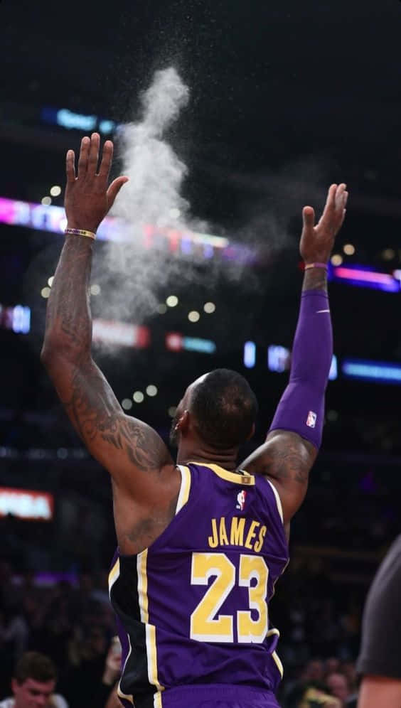 勒布朗詹姆斯身穿湖人球衣慶祝，粉末在他頭頂爆炸。 — King Lebron James 壁紙
