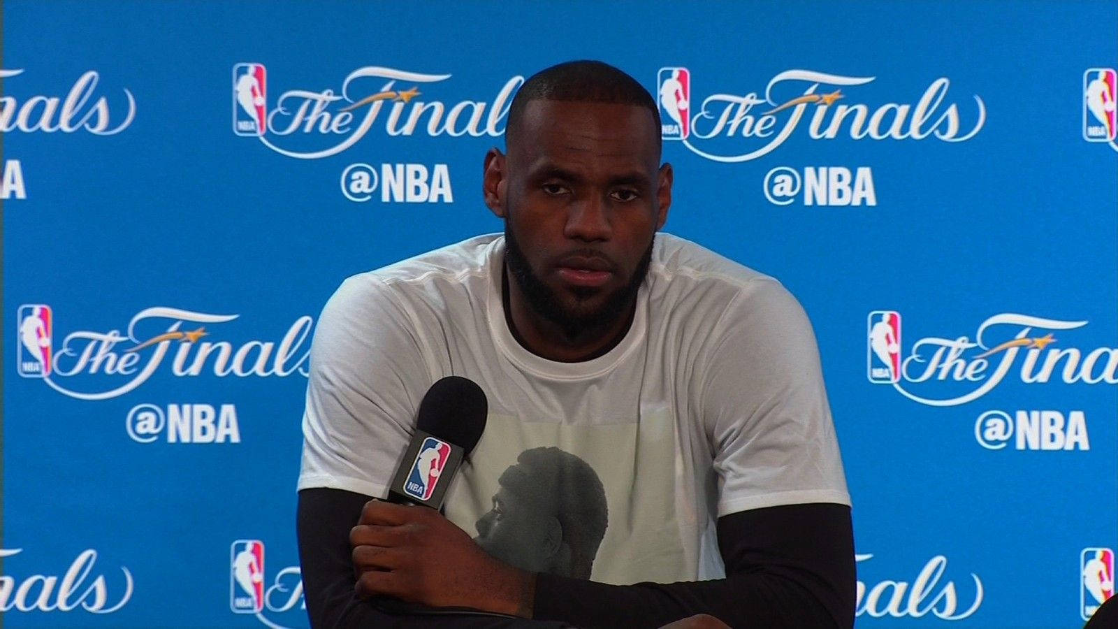 勒布朗·詹姆斯在NBA總決賽記者會上手持麥克風。 — NBA總決賽 壁紙