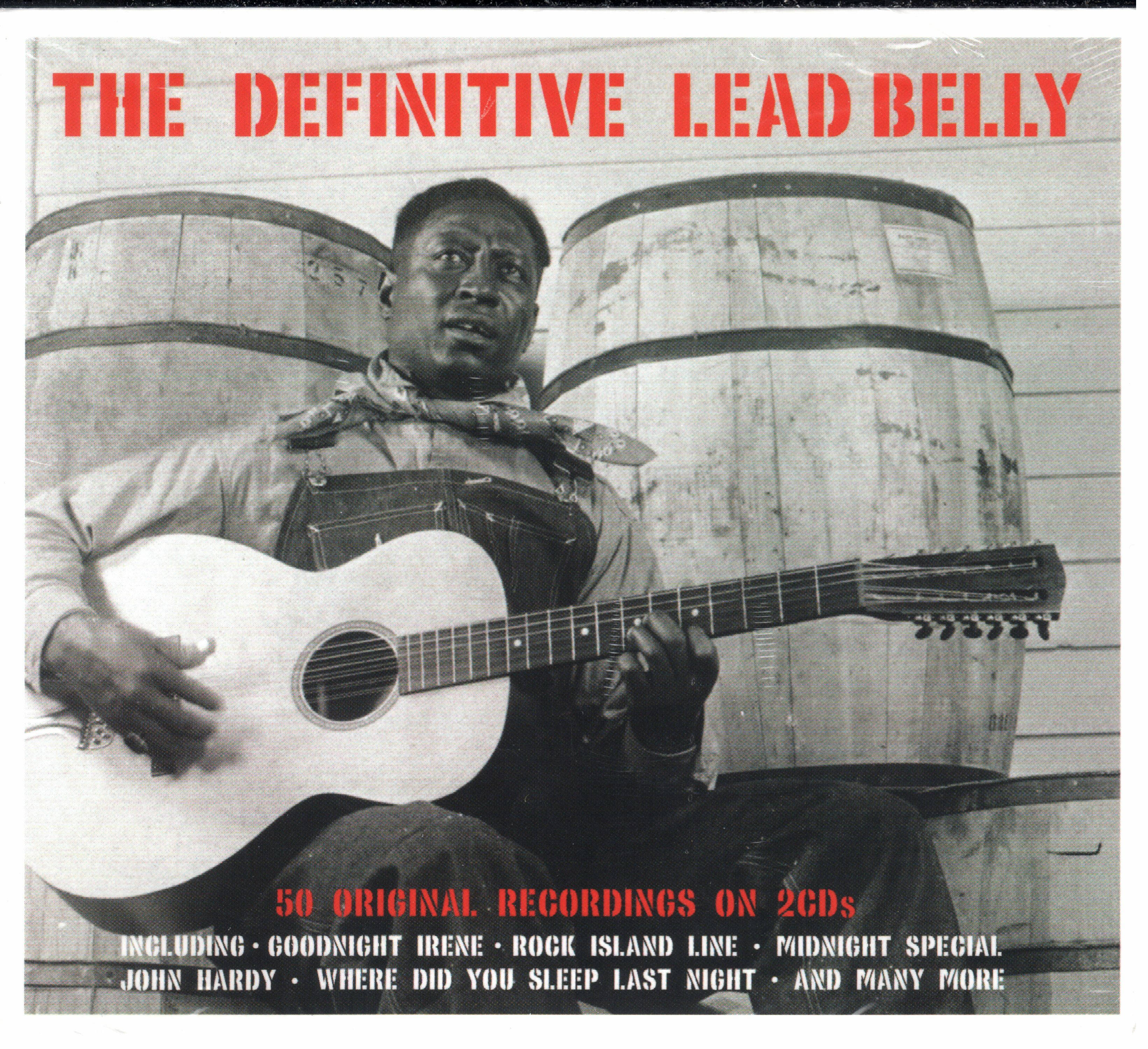 復古 桌布 壁紙 — Lead Belly 靠著木桶手持木吉他的黑白照片，上面有紅色文字疊加。