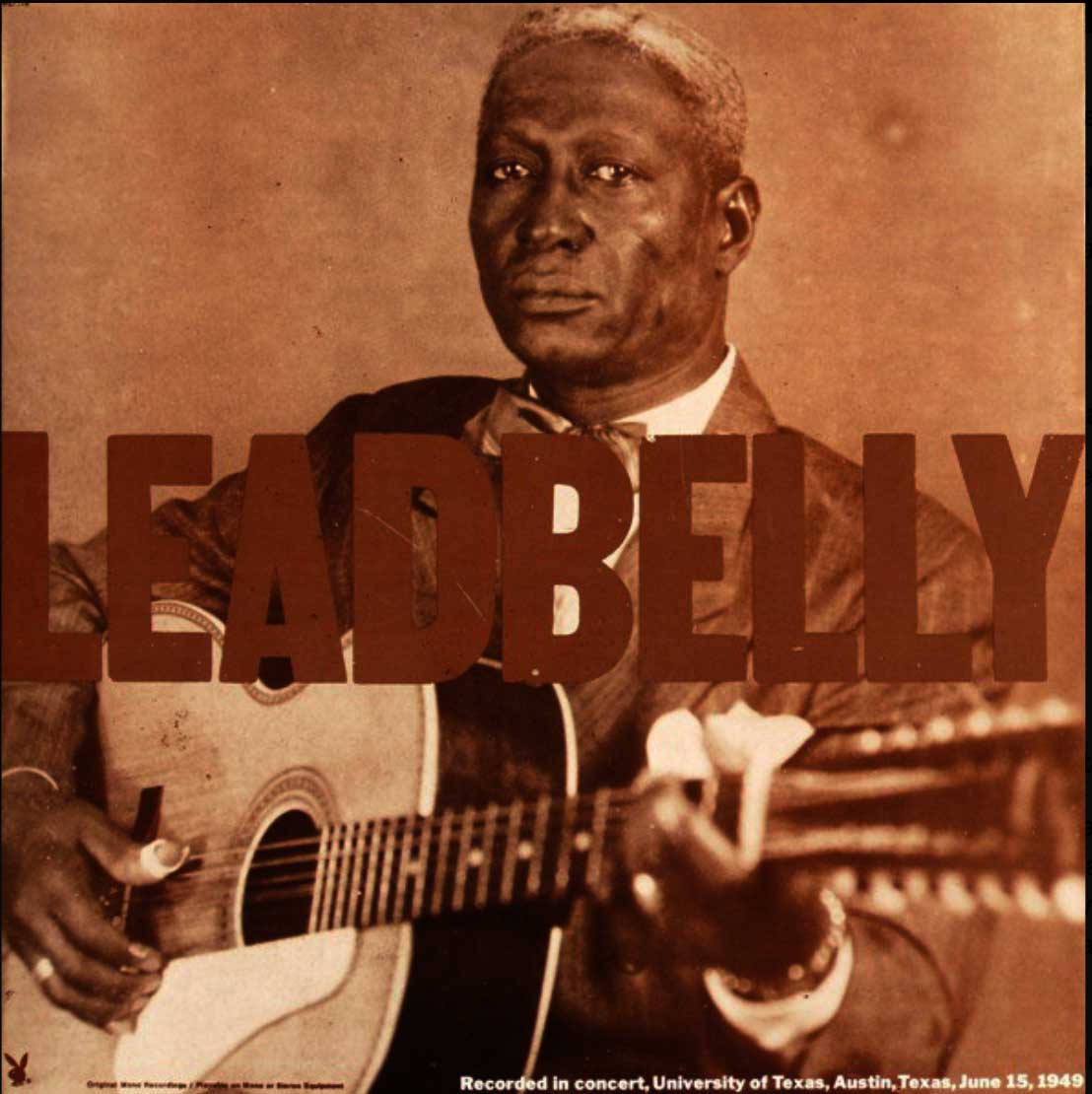復古 桌布 壁紙 — Leadbelly 手持木吉他的懷舊棕色調肖像，帶有粗體文字疊加和音樂會錄音細節。