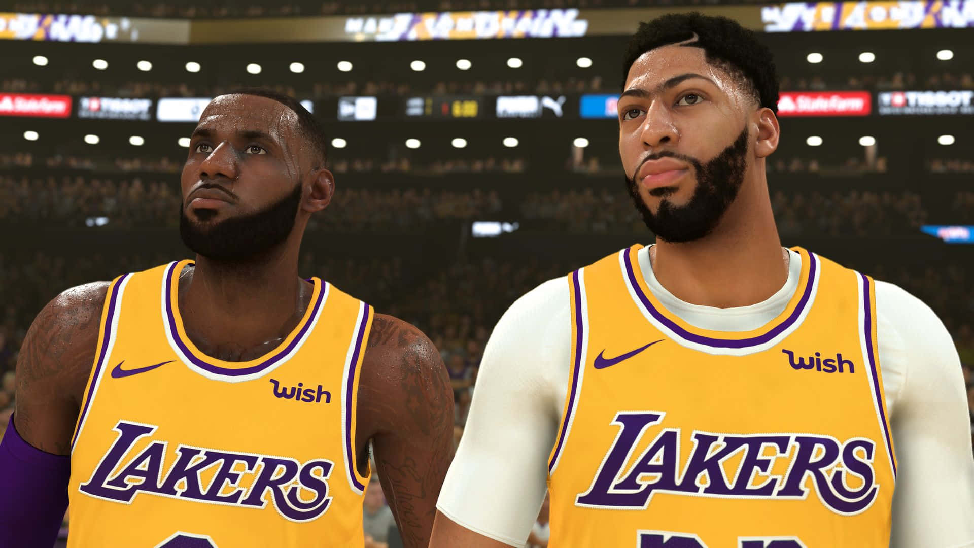 兩名身穿黃色球衣的湖人隊籃球運動員站在體育場內。 — NBA 壁紙