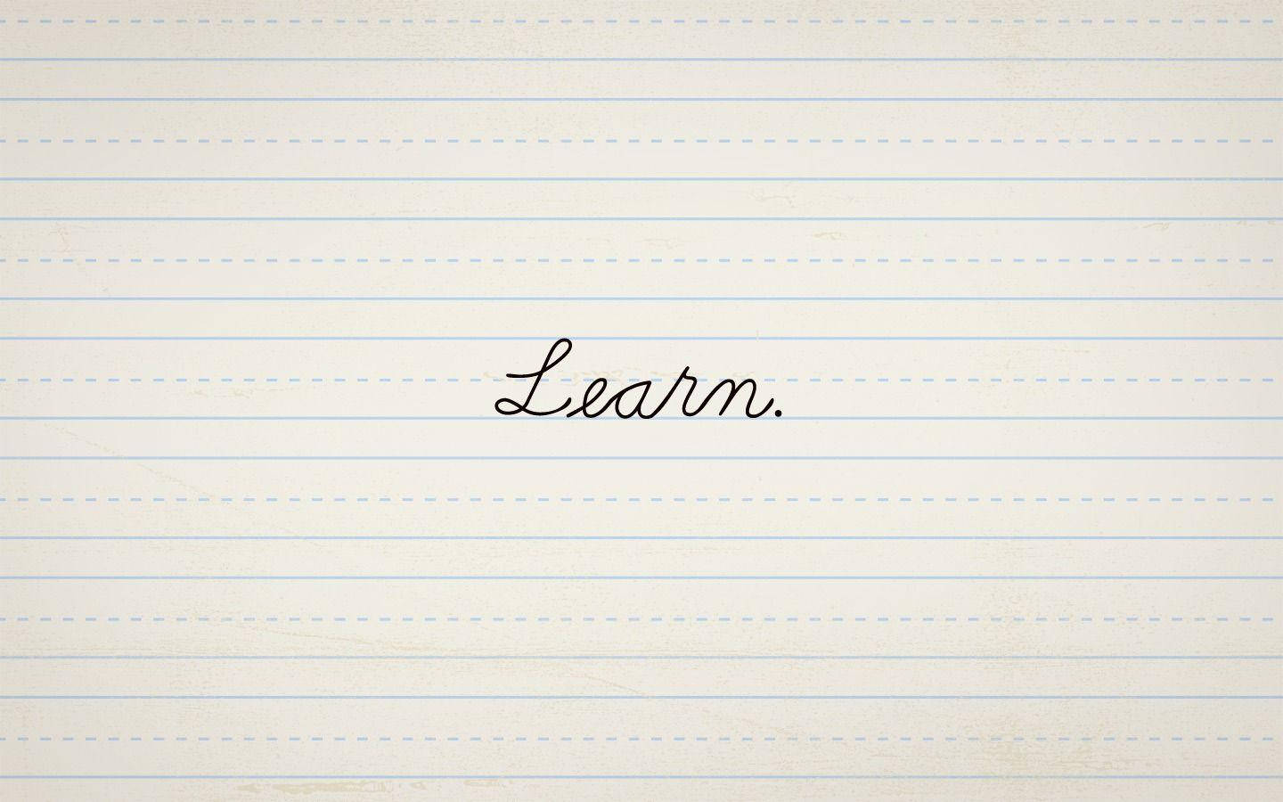Learning 桌布 壁紙 — 「Learn.」一詞以優雅草書寫在復古橫線筆記本紙上，背景為有紋理的奶油色。