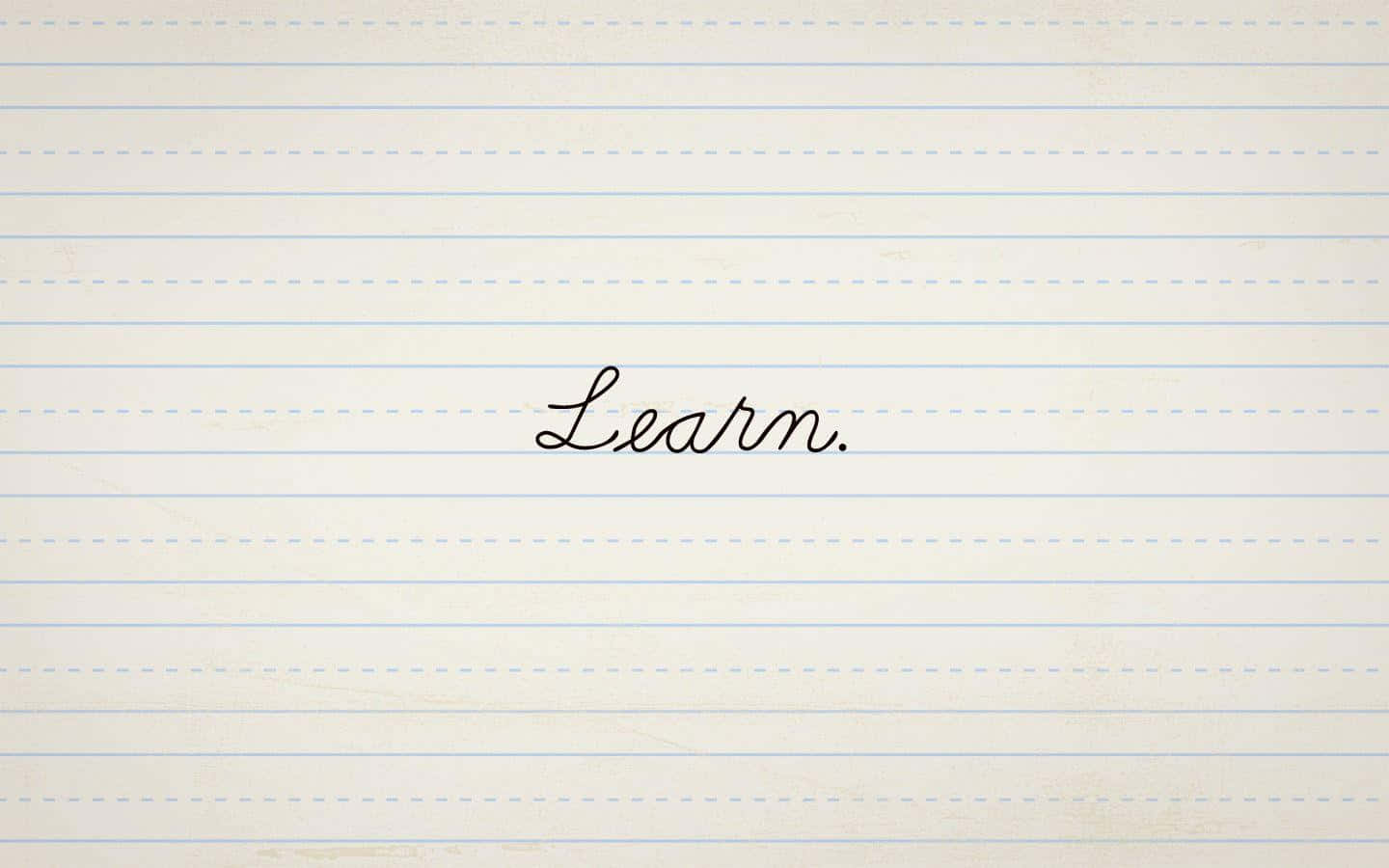 Learning 桌布 壁紙 — 「Learn.」這個詞以優雅的草書寫在復古橫線筆記本紙上，帶有細微紋理和褪色的藍色線條。