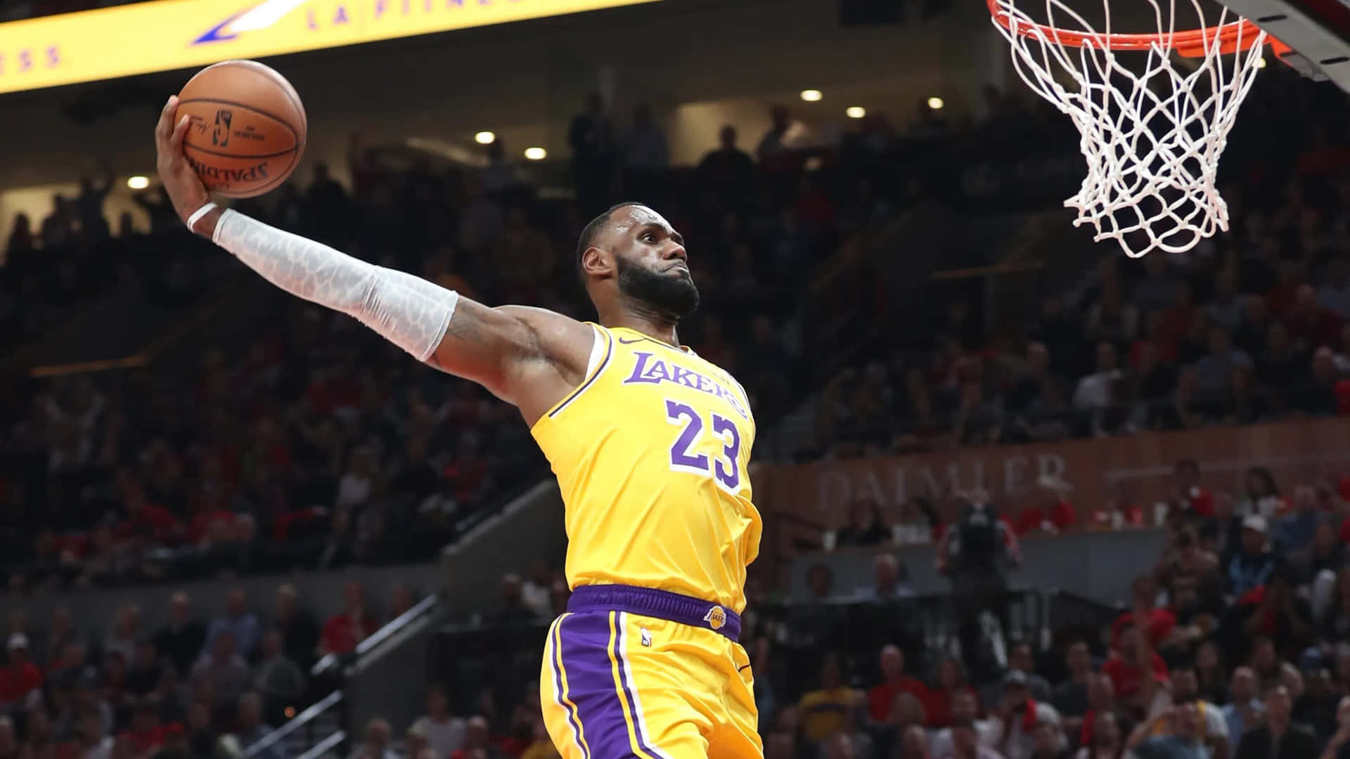 勒布朗詹姆斯在比賽中身穿湖人球衣灌籃。 — King Lebron James 壁紙