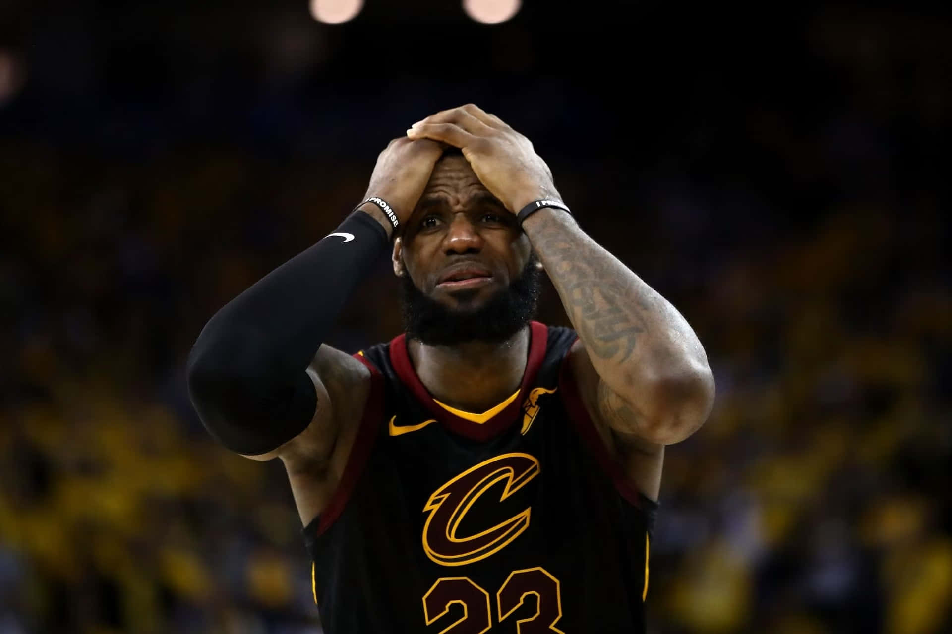 勒布朗·詹姆斯在籃球比賽中沮喪地抱頭。 — NBA 壁紙