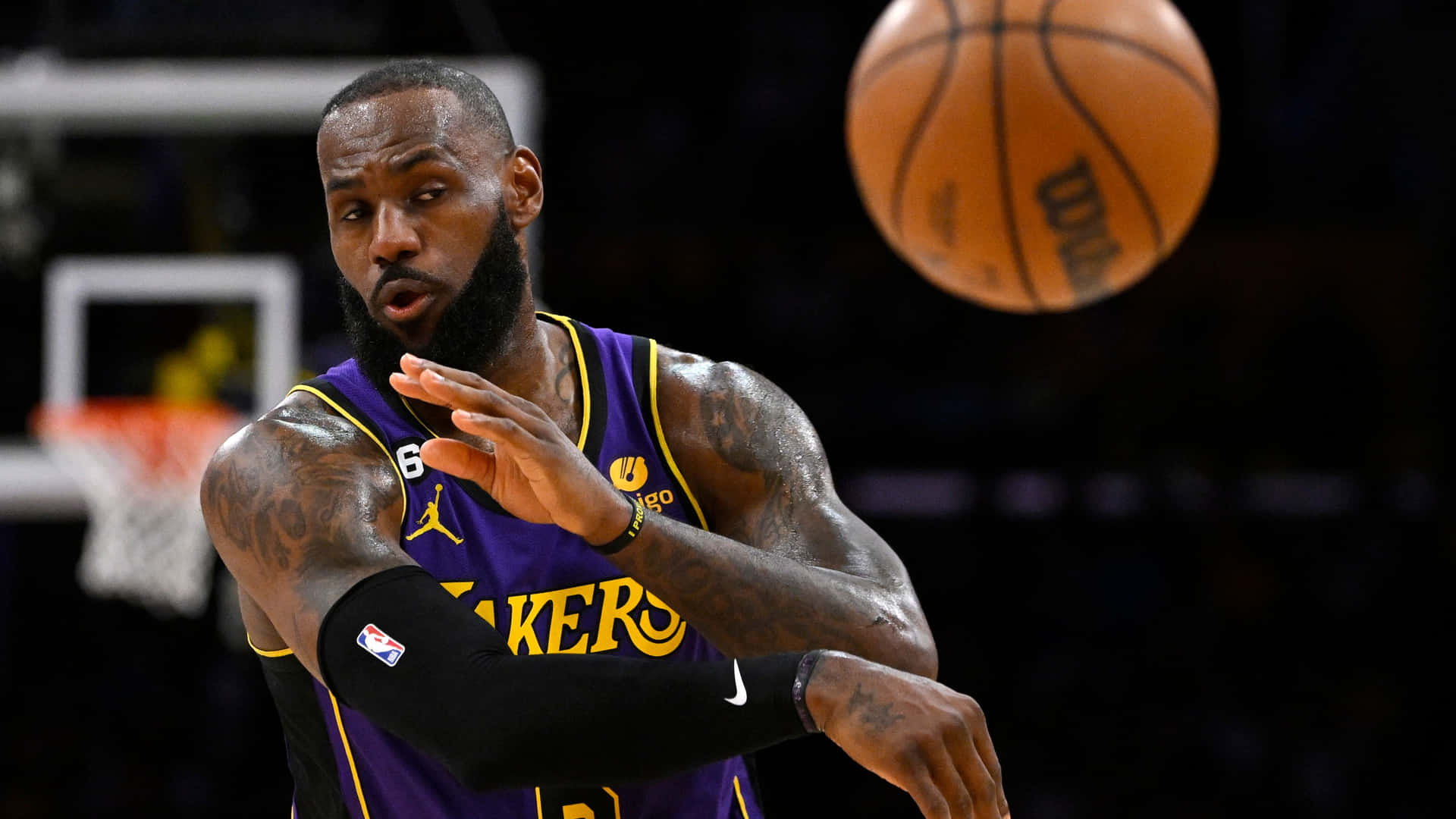 勒布朗·詹姆斯在比賽中身穿湖人球衣運球。 — King Lebron James 壁紙
