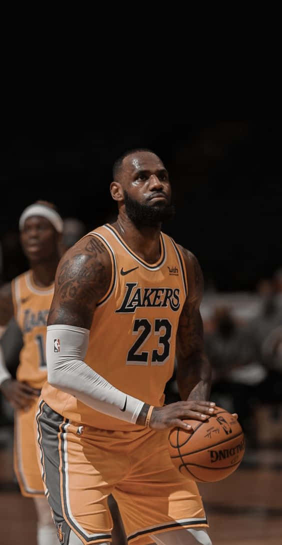 勒布朗·詹姆斯身穿湖人球衣在比賽中持球。 — King Lebron James 壁紙