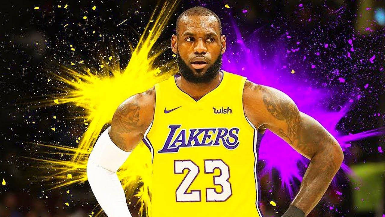 LeBron James 身穿湖人隊球衣，搭配爆炸性黃色和紫色背景。
