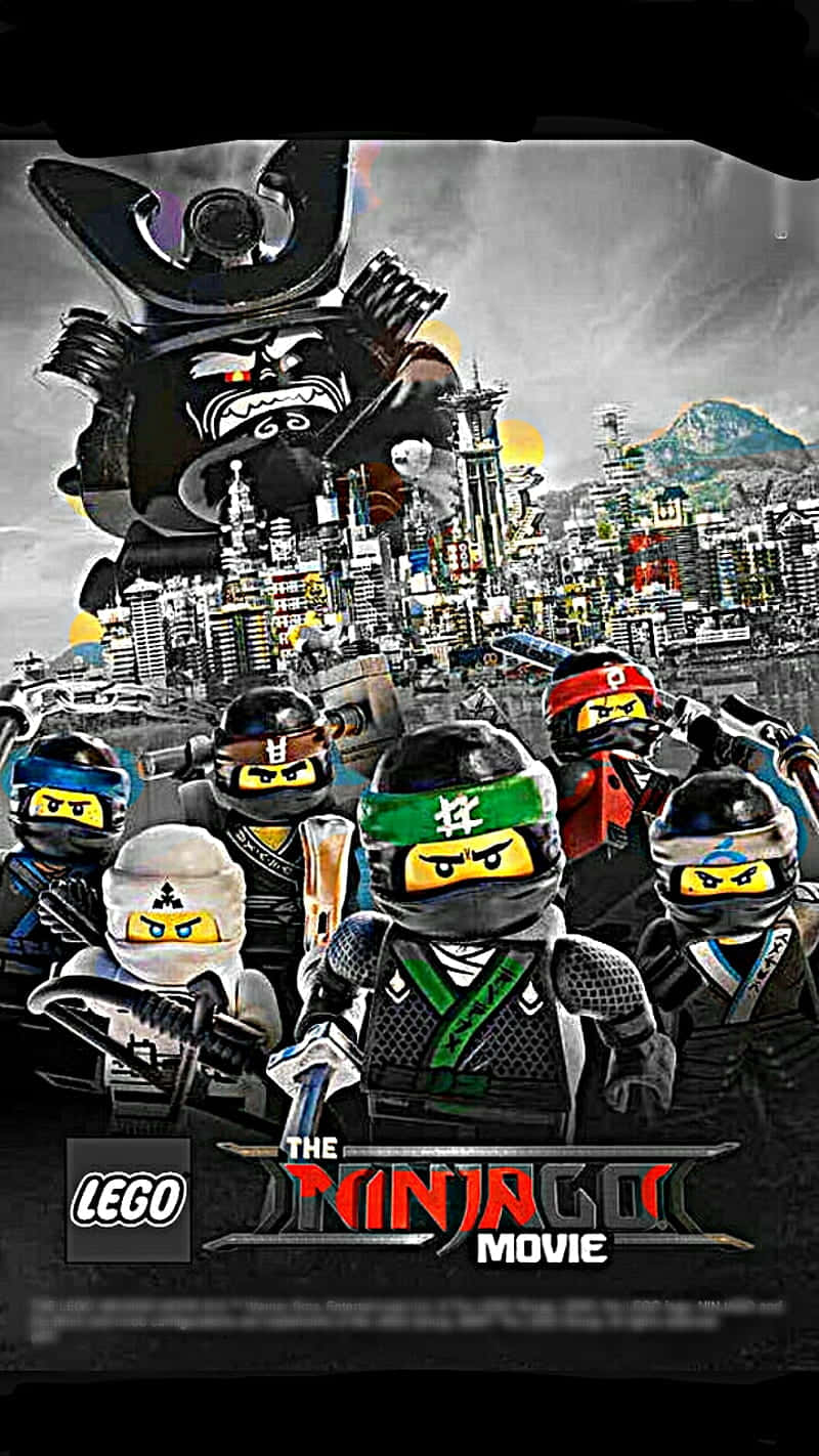 Animated 桌布 壁紙 — LEGO Ninjago 電影海報，忍者角色站在城市景觀前，一個巨大的反派從天而降。