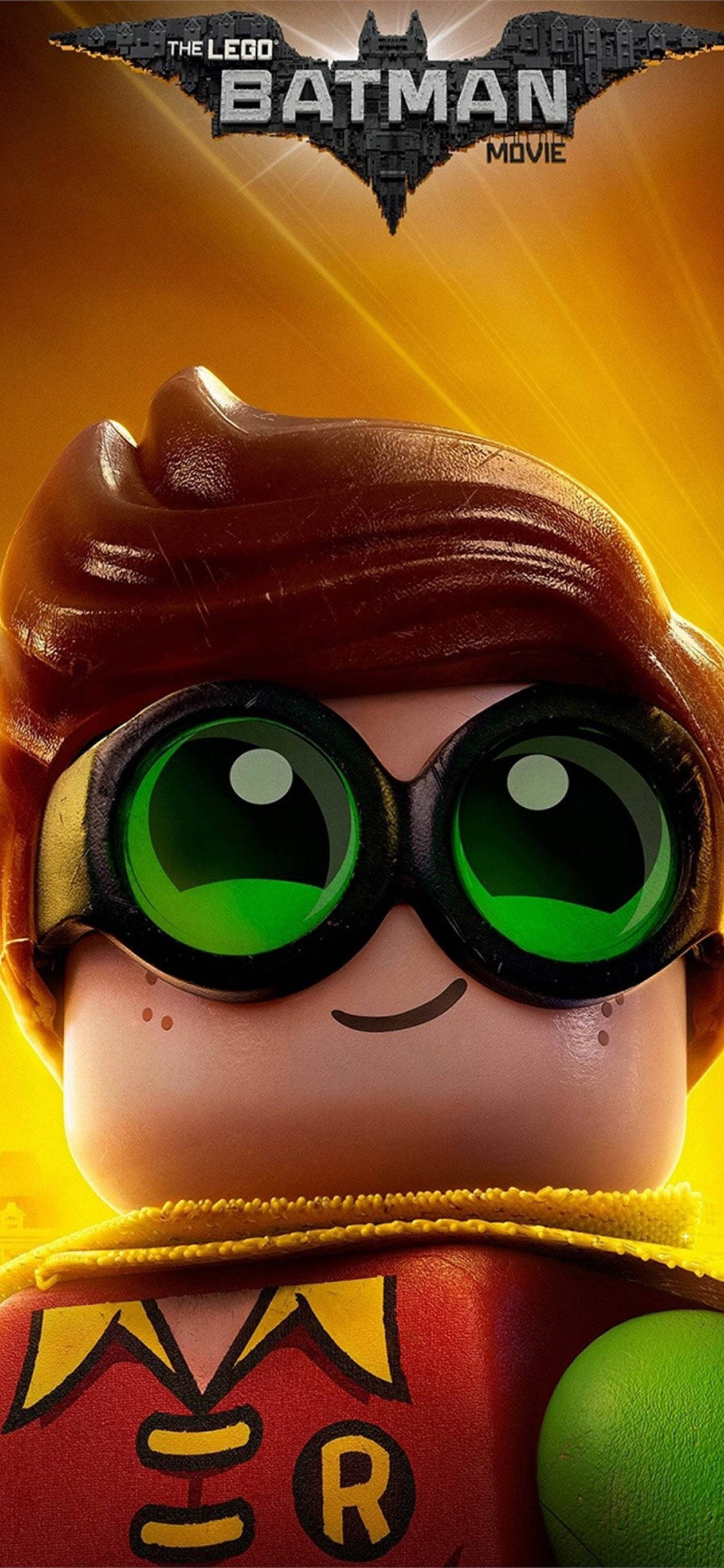 手機 桌布 壁紙 — LEGO Robin 角色的特寫，擁有明亮的綠色眼睛和愉快的笑容，背景是金色發光。