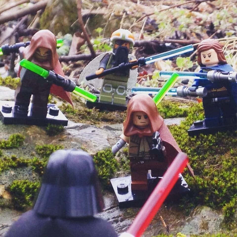 The Great Jedi Purge 桌布 壁紙 — LEGO Star Wars 人偶在長滿苔蘚的森林空地，用發光光劍對戰。