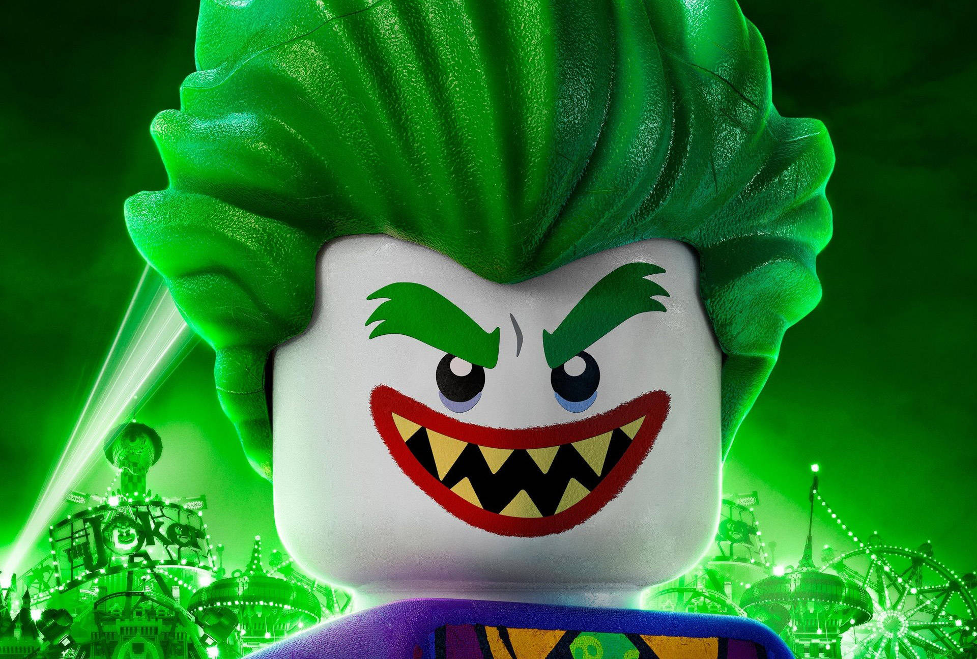 Joker Laughing 桌布 壁紙 — LEGO 小丑的特寫，綠色頭髮，咧嘴大笑，背景是發光的綠色嘉年華場景。