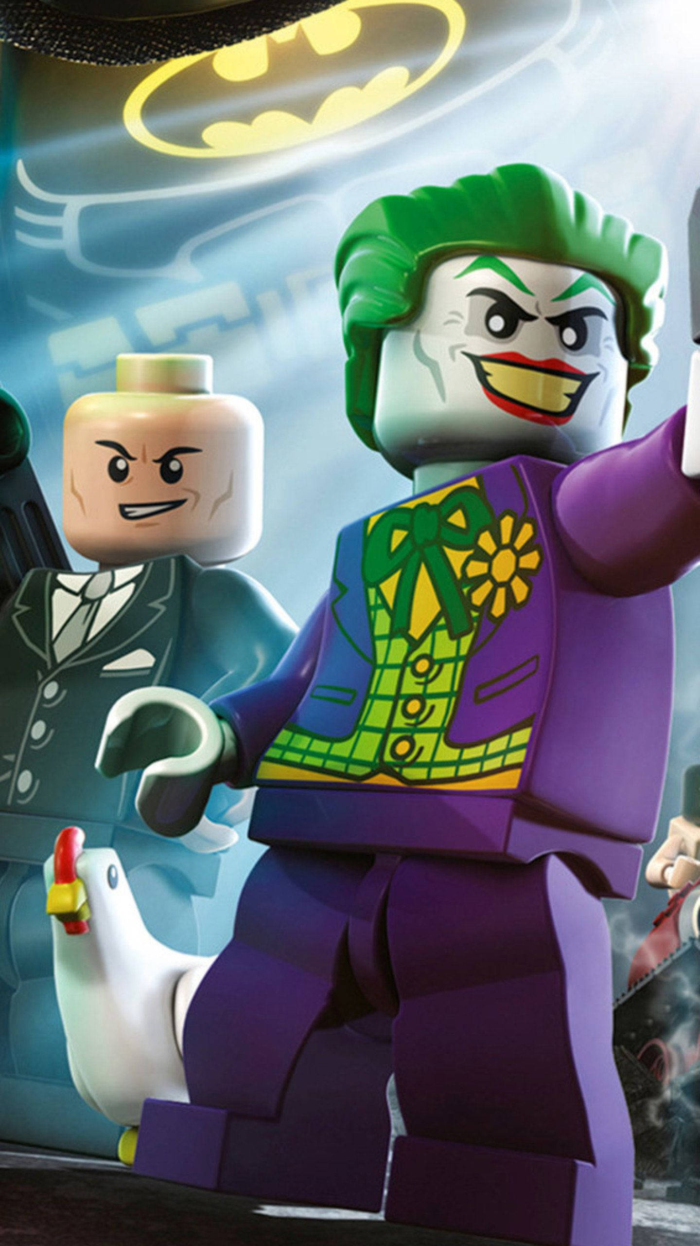小丑 桌布 壁紙 — LEGO 小丑身穿紫色西裝、綠色頭髮和黃色笑容，在哥譚背景前抱著一隻白色雞，背景有蝙蝠俠標誌。