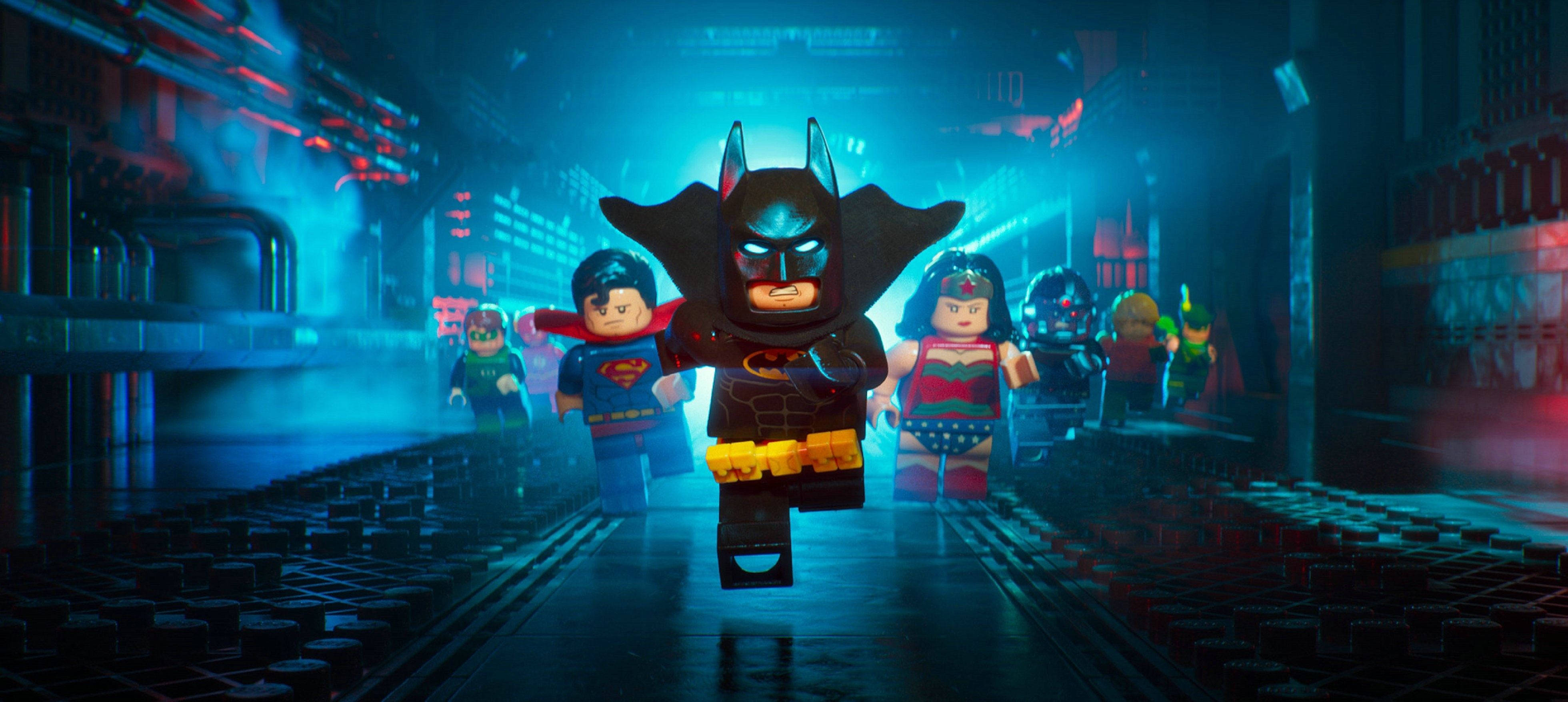 超人 桌布 壁紙 — LEGO 超級英雄在戲劇性的藍色和紅色燈光下，穿過霓虹燈照亮的高譚小巷。