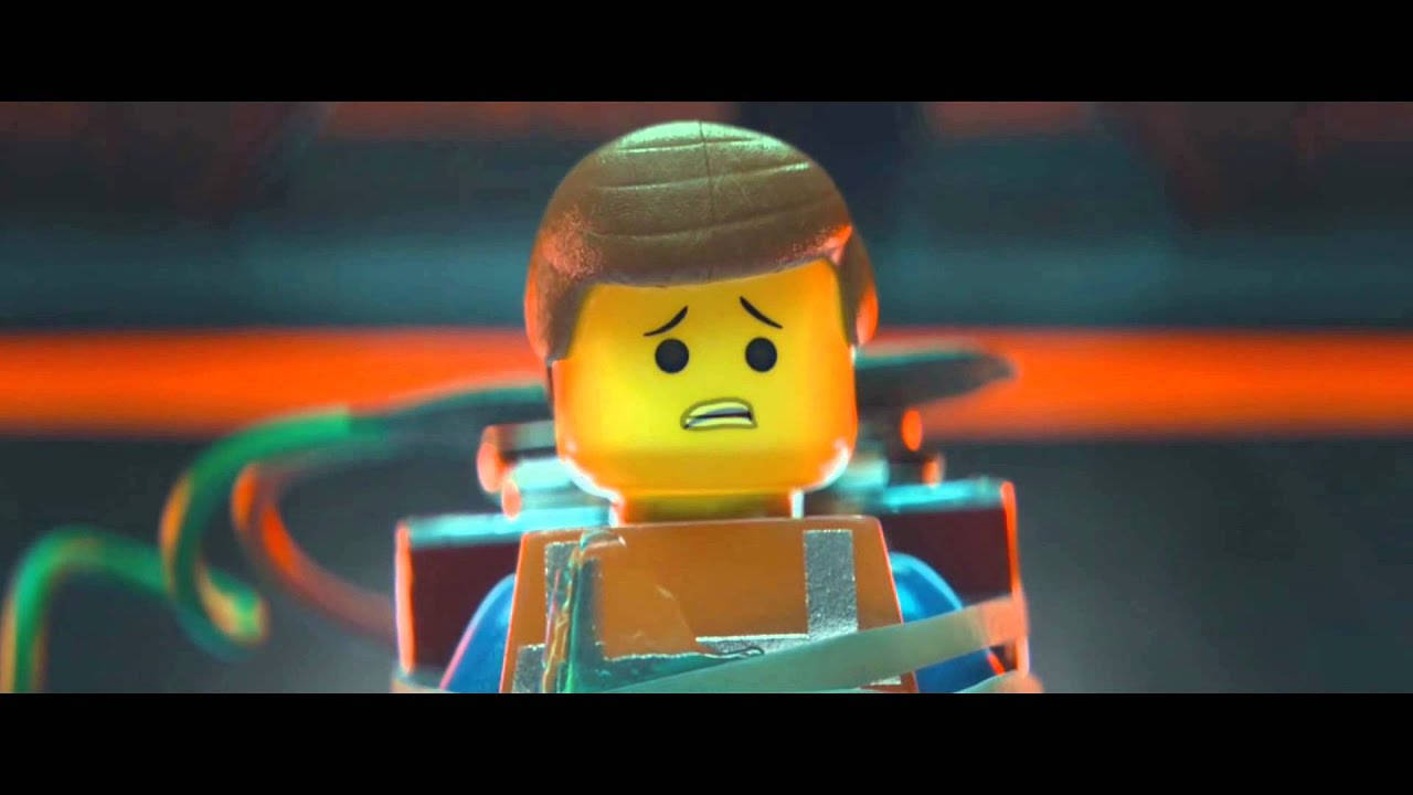 電影動圖 桌布 壁紙 — LEGO 迷你人偶的特寫，表情擔憂，背景是模糊的霓虹燈光。