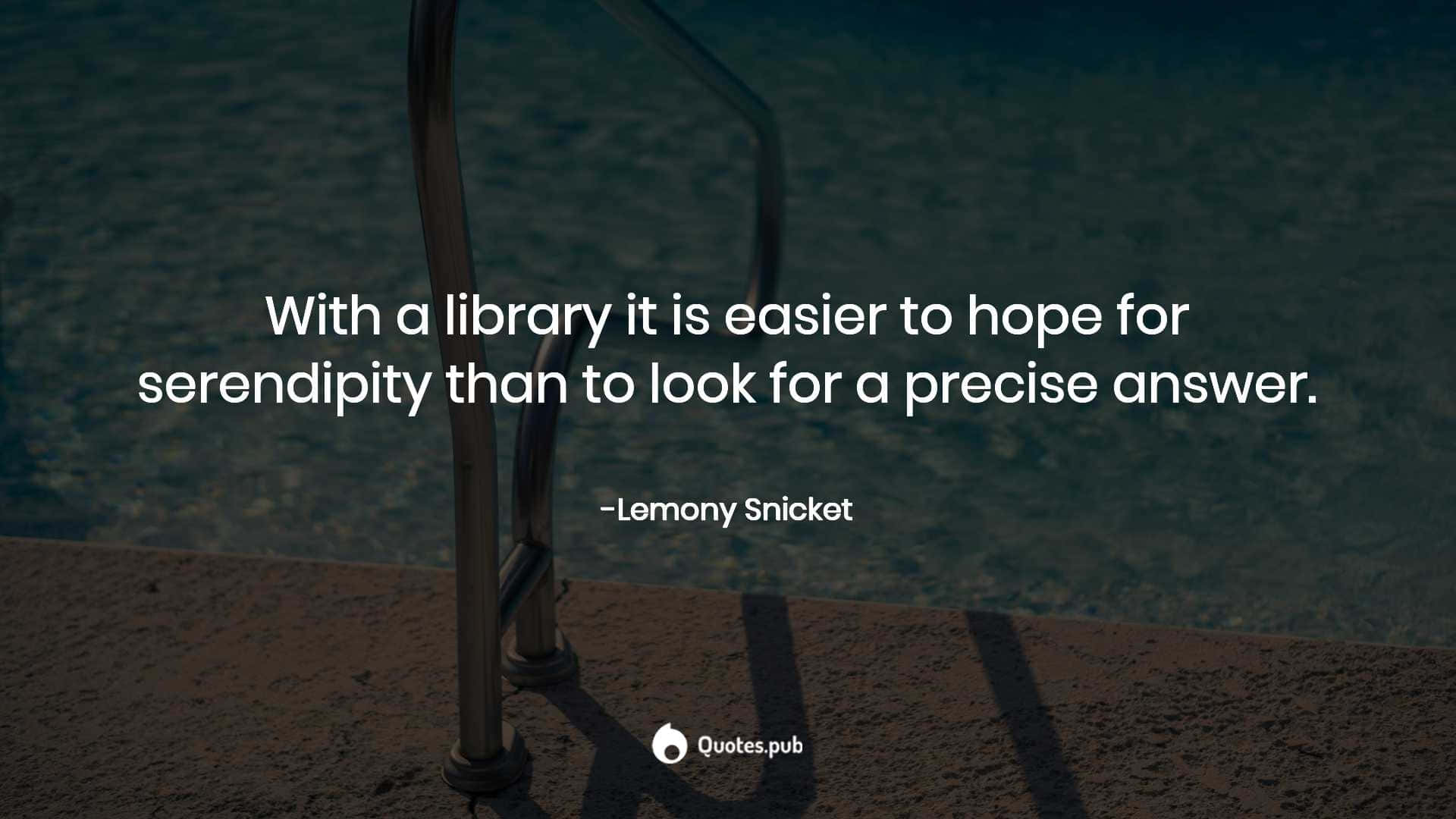 Quote 桌布 壁紙 — Lemony Snicket 的名言覆蓋在泳池梯上，有平靜的水和紋理混凝土，在昏暗燈光下。