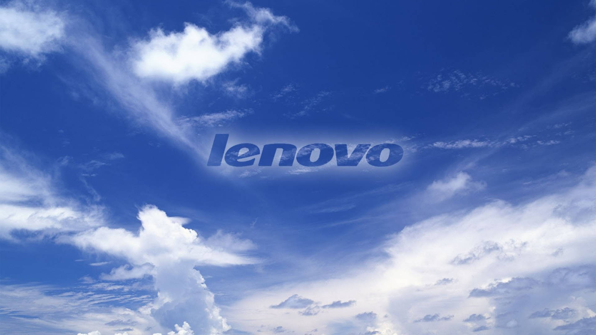 Blue Sky 桌布 壁紙 — Lenovo 標誌在點綴著蓬鬆白雲的鮮豔藍天中寧靜地漂浮。