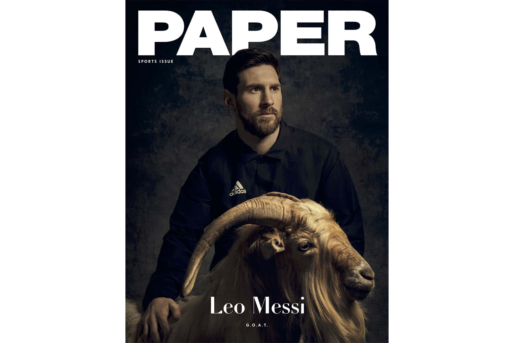 Messi Goat 桌布 壁紙 — 里奧·梅西在Paper Magazine體育版的暗色工作室肖像中莊嚴地站在一隻山羊旁邊，下方有「G.O.A.T.」文字。